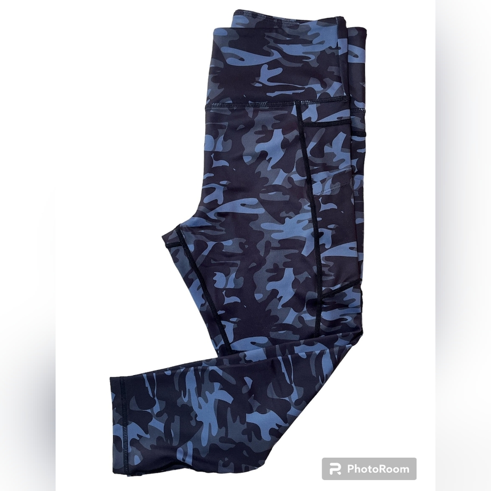 Zyia Navy camo pocket light n tight Capri size 8-10 EUC
